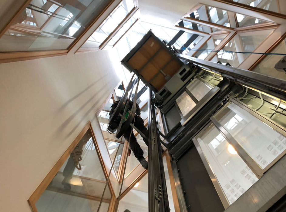 Reiniging ramen in lift met Rope Access