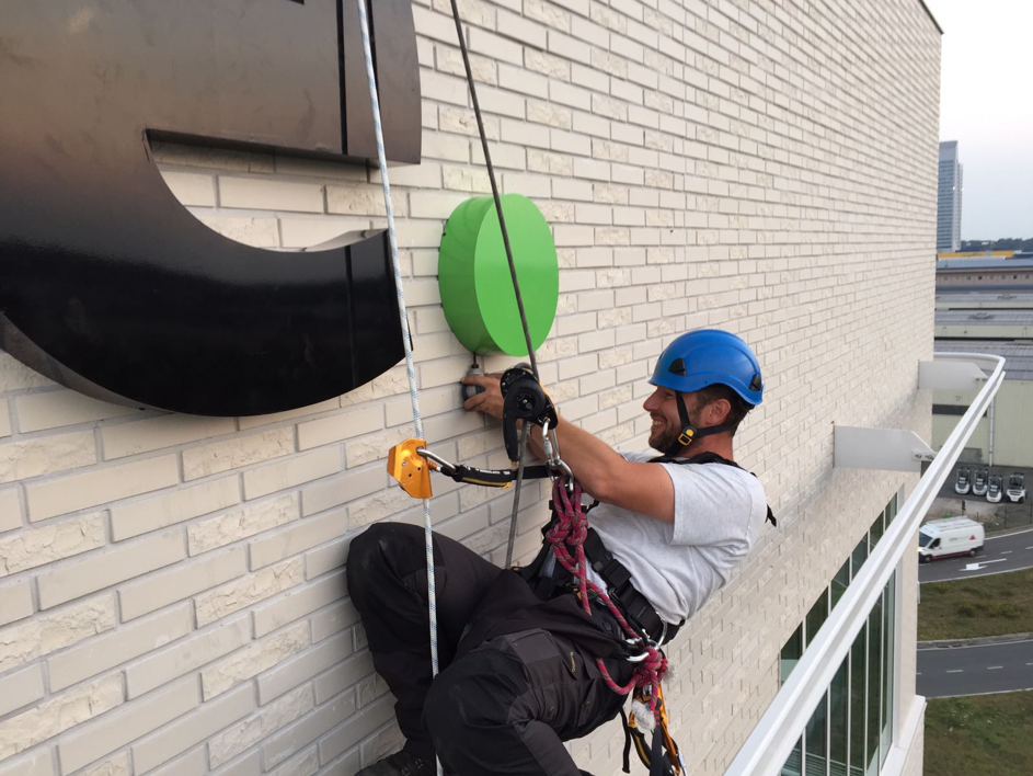 Reclame verwijderen met rope access
