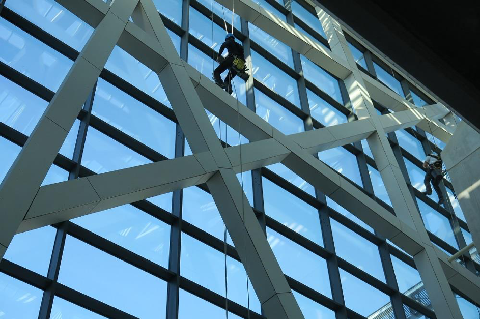 Reiniging ramen met Rope Access